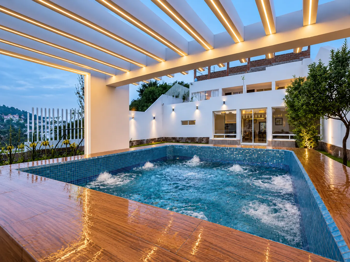 Jacuzzi bajo la pérgola